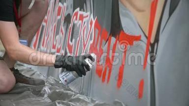 街头艺术家在墙上涂鸦